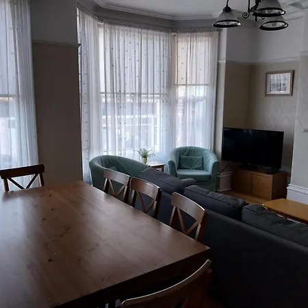 4 Bed House - Semesterbostad