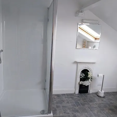 4 Bed House - * Scarborough