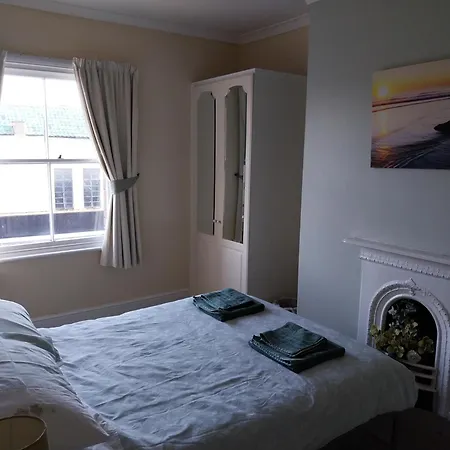 4 Bed House - * Scarborough