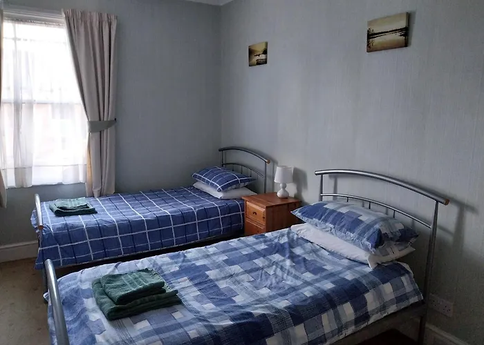 4 Bed House - * Scarborough